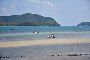 Obraz premium Tourist are going to snorkeling at Samaesan Bay by speed boat