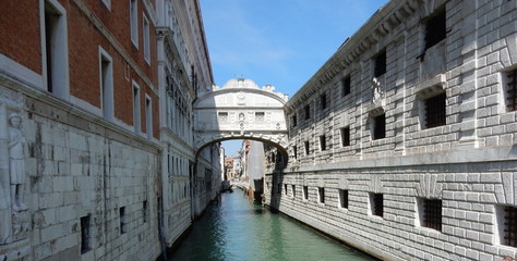 Fototapeta na wymiar Venezia - il ponte dei Sospiri