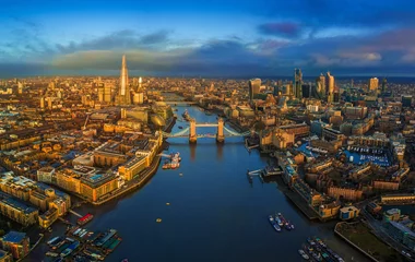 Gordijnen Londen, Engeland - Panoramisch luchtfoto skyline van Londen inclusief iconische Tower Bridge met rode dubbeldekker bus, Tower of London, wolkenkrabbers van Bank District op gouden uur vroeg in de ochtend © zgphotography