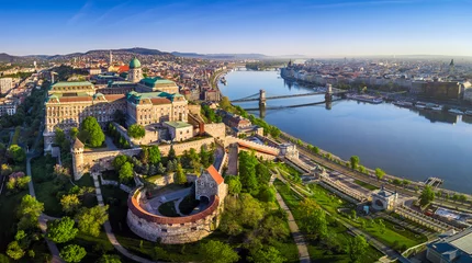 Photo sur Plexiglas Széchenyi lánchíd Budapest, Hungary - Aerial panoramic skyline view of Buda Castle Royal Palace with Szechenyi Chain Bridge, St.Stephen's Basilica, Hungarian Parliament and Matthias Church at sunrise with blue sky