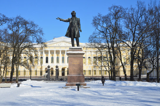 File:Площадь Искусств, общий вид.jpg - Wikimedia Commons