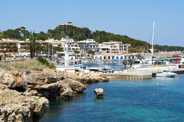 Strandpromenade und Yachthafen Cala Ratjada auf Mallorca