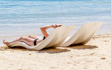 farniente, détente et bronzage dans un bain de soleil ergonomique sur plage