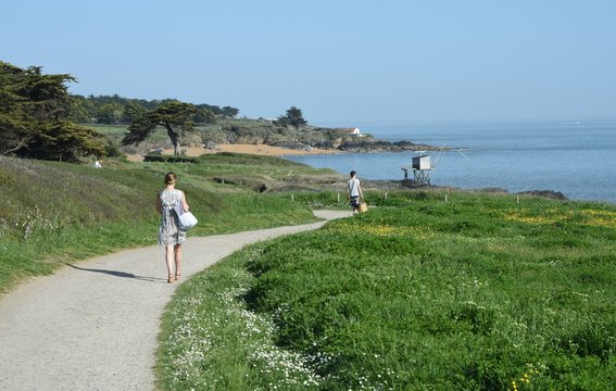 Promeneurs sur sentier côtier, de Préfailles à Pornic, west of France