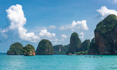 Obraz premium Thailand Typical Landscape With Boats Cruising Through.