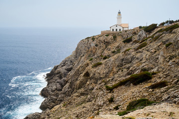 Fototapeta na wymiar Leuchtturm an der Ostküste auf Mallorca am östlichsten Punkt
