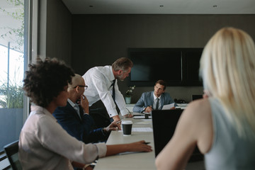 Obraz premium Project team talking at briefing