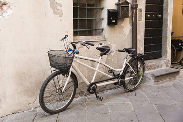 Fototapeta na wymiar Bicicleta con dos sillines.
