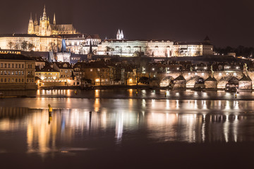 Obraz premium Stunning night view of the Prague castle and the famous Charles bridge over the vltava river in Prague, Czech Republic capital city.