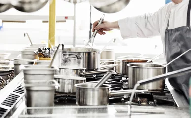 Fotobehang Chef-kok in hotel- of restaurantkeuken koken © wip-studio