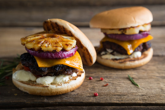 Hamburger with grilled pineapple