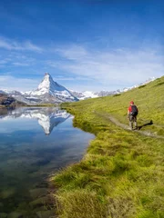 Crédence de cuisine en verre imprimé Cervin Wandern in den Schweizer Alpen mit Stellisee und Matterhorn, Kanton Wallis, Schweiz