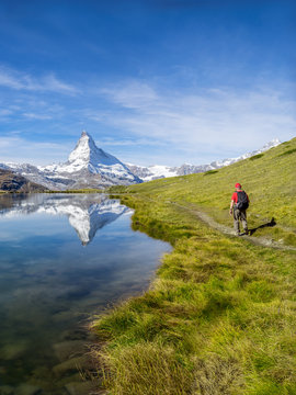 Wandern in den Schweizer Alpen mit Stellisee und Matterhorn, Kanton Wallis, Schweiz