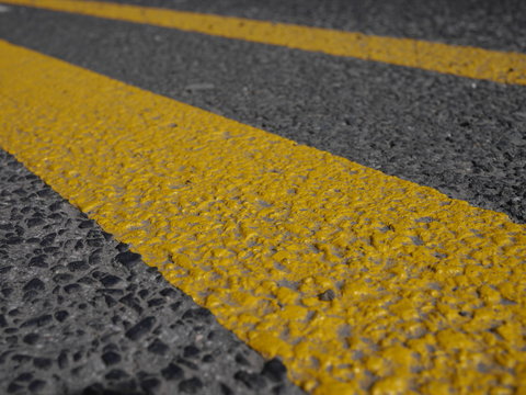 Gelber Streifen Asphalt
