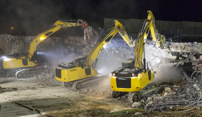 Abbruchbagger demontieren Autobahnbrücke