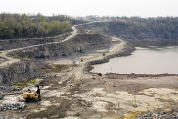 Obraz premium Excavator works quarrying diamond mining. heavy machinery