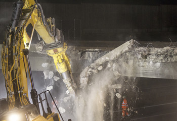 Bagger reißt eine Brücke ein