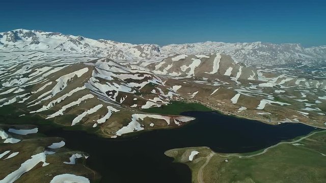 kuşbakışı b&uuml;y&uuml;k sıradağlar ve el değmemiş b&ouml;lgeler