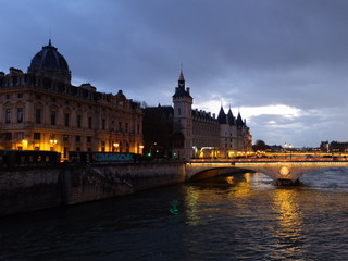 Fototapeta na wymiar Pont de la Seine à Paris au crépuscule