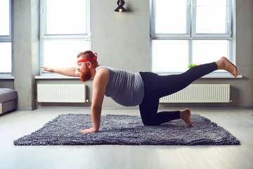 Dekokissen Rothaariger Mann macht Yoga auf grauem Teppich © Studio Romantic