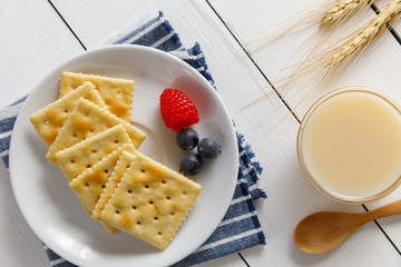 crackers with condensed milk and fruit, breakfast
