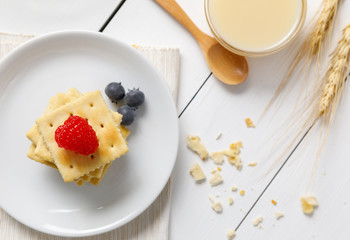 crackers with condensed milk and fruit, breakfast