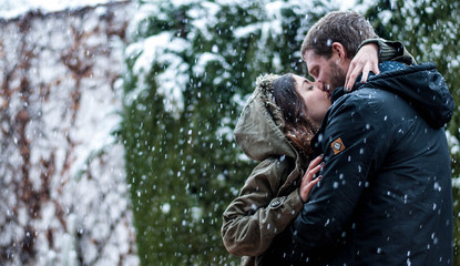 Fototapeta na wymiar Fotografía de un beso en un día de nieve