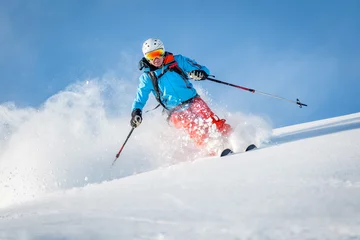 Crédence de cuisine en verre imprimé Sports dhiver Male freeride skier in the mountains off-piste