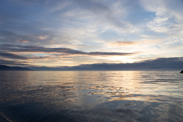 Mitternachtssonne über dem Hafen von Húsavík - Skjálfandibucht / Nord-Island 