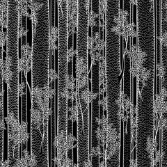 Бесшовный векторный черно-белый паттерн со стволами и ветками высоких лиственных деревьев с прямыми стволами, контурный белый рисунок на черном фоне
