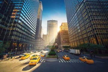 Crédence de cuisine en verre imprimé TAXI de new york Rue de la ville de New York - vue sur Park Avenue vers Grand Central et les gratte-ciel. Circulation urbaine animée avec des taxis et des taxis en face. Journée ensoleillée et couleurs vibrantes.