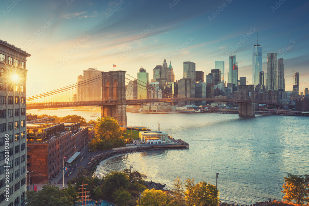 Wall mural Retro style New York Manhattan with Brooklyn Bridge and Brooklyn Bridge Park in the front.