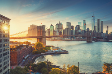 Retro-stijl New York Manhattan met Brooklyn Bridge en Brooklyn Bridge Park aan de voorkant.
