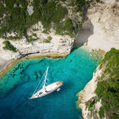 Yacht in amazing bay of pure Greece Sea - obrazy, fototapety, plakaty
