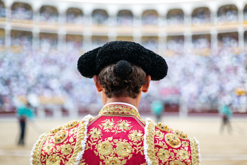 Bullfighter waiting for the fighting bull