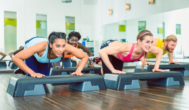 Fitness Kurs mit Core Training und Liegest&uuml;tzen