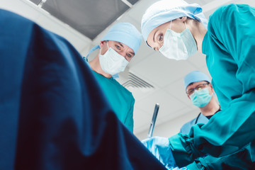 Team von Chirurgen im Operationssaal während einer OP