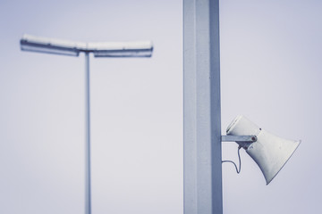 Porte-voix ou système d'alerte public près d'une écluse