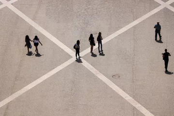 Fototapeten Luftaufnahme einer Gruppe von Menschen, die auf einem Platz in der Stadt Lissabon in Portugal spazieren gehen © nvphoto