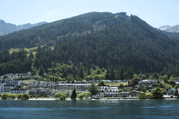 Ciudad en la falda de una montaña junto a un río/lago/mar