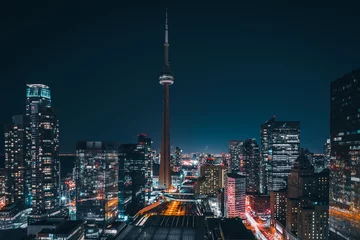 Fototapeten Gesamte futuristische Skyline der Stadt mit Blick auf die Innenstadt von Toronto, Kanada. Moderne Gebäude, urbane Architektur, fahrende Autos. Bau und Entwicklung in einer geschäftigen Stadt © Tyler