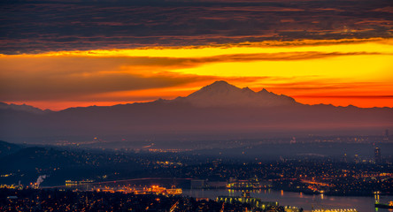 Fototapeta na wymiar Vancouver Mountain City Sunset
