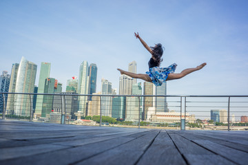 Fototapeta na wymiar Ballet dancer woman dancing ballet in the city