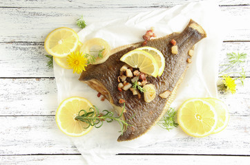 Fisch Scholle Overhead Tisch Speck Zitrone Kräuter Maischolle Zwiebel