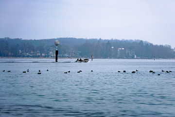 Motorboot auf dem See
