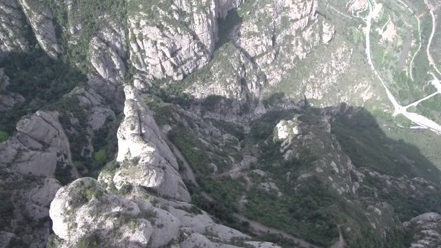 Drone en Montserrat, montaña y monasterio cercano a Barcelona en Cataluña (España). Video aereo con Dron