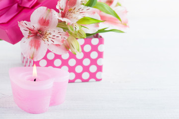 Obraz na płótnie Canvas Pink lilly flowers with gift box