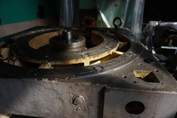 Disassembled machine with reducer, screws, bearings, worm shaft.