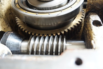 Disassembled machine with reducer, screws, bearings, worm shaft.