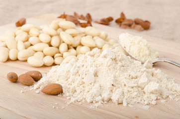 Mandelmehl und blanchierte Mandeln